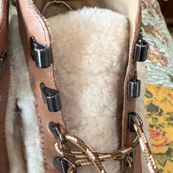 Bernardo Tan and Cream leather suede sheepskin Lace Up Boots 8.5 nwot - Picture 11 of 11